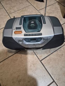 Gray radio fm am with 💿 player and cassette  make Phillips works perfect  only $25 dolaritos