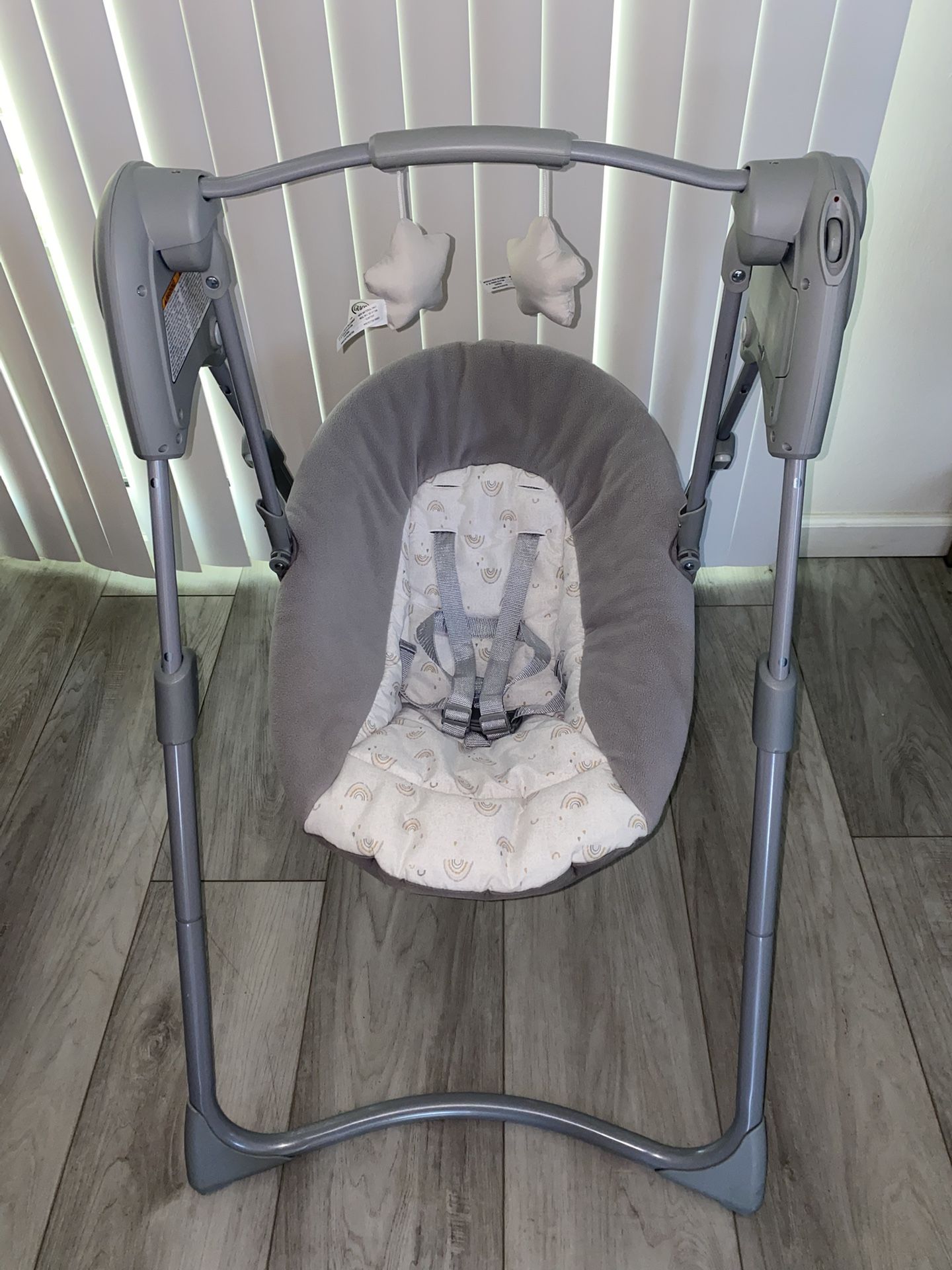 Graco Slim Spaces Compact Baby Swing