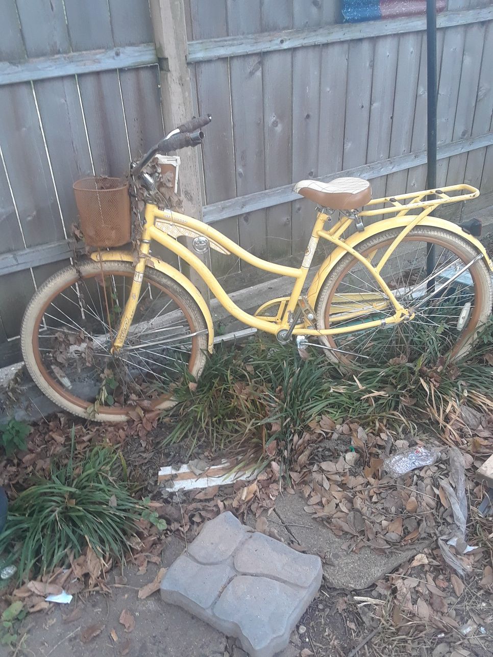 Yellow Bike Works great $75.00 cash only ((((NO HACKERS)))))