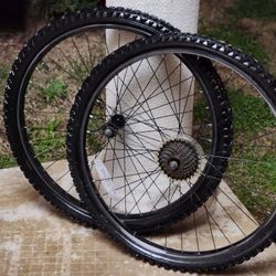 26"×1.95 Almost New Mountain Bike Wheels With 7 Speed Cassette/Sprocket 