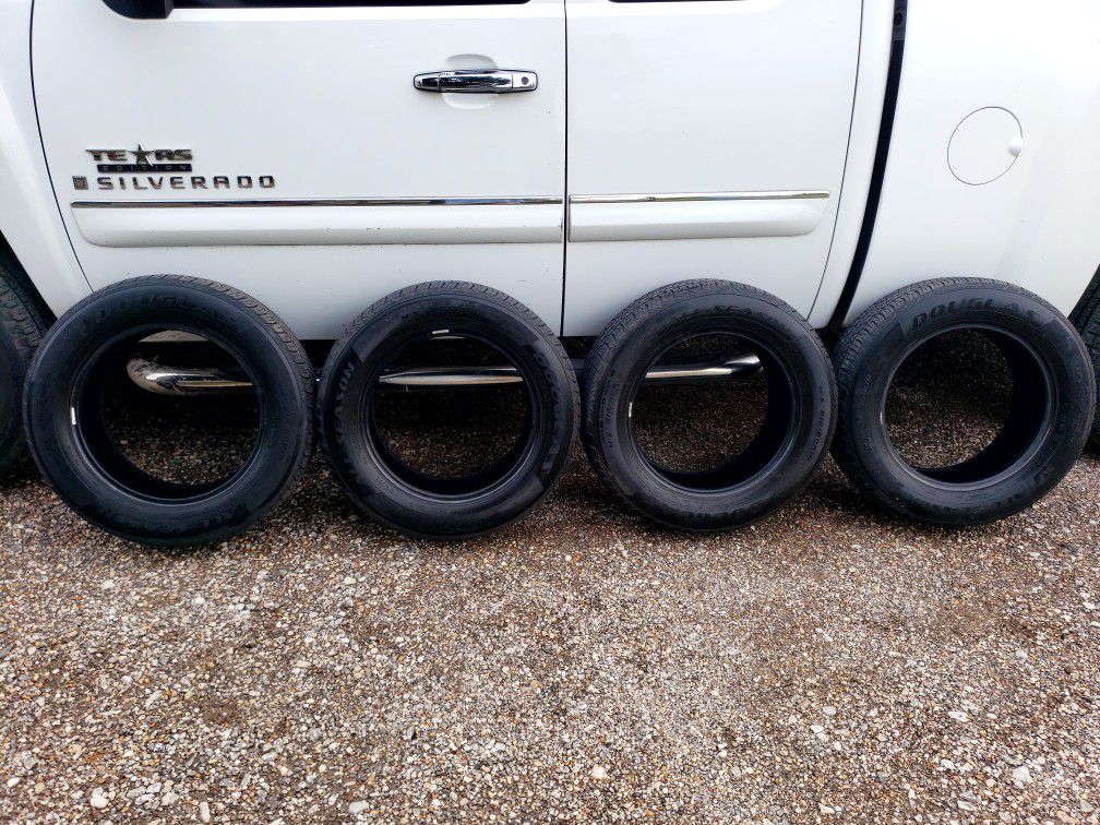 Set of 4 tires used  80%life-set de 4 llantas usadas $120