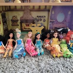 Disney Princess Dollhouse w/ 11 Dolls