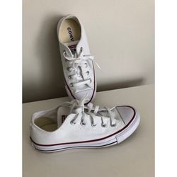 Chuck Taylor All Star - color white. Size 5.5 (women)