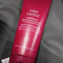 Color control conditioner for color-treated hair. Plant-powered protection.