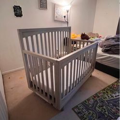 sturdy crib- lightly used 