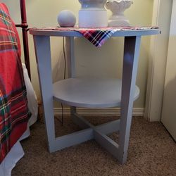 End Tables / Night Stands( Set of 2 )  $15 - 2/$25