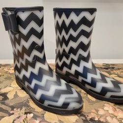 Woman's Opaque And Black Rubber Boots Size 7