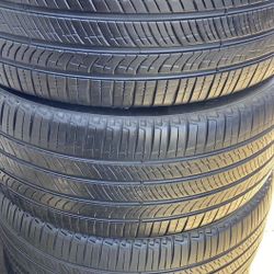 235/45/18 Vendo Un Set De Llantas Marca Purely Con Un 80% De Vida Las 4 