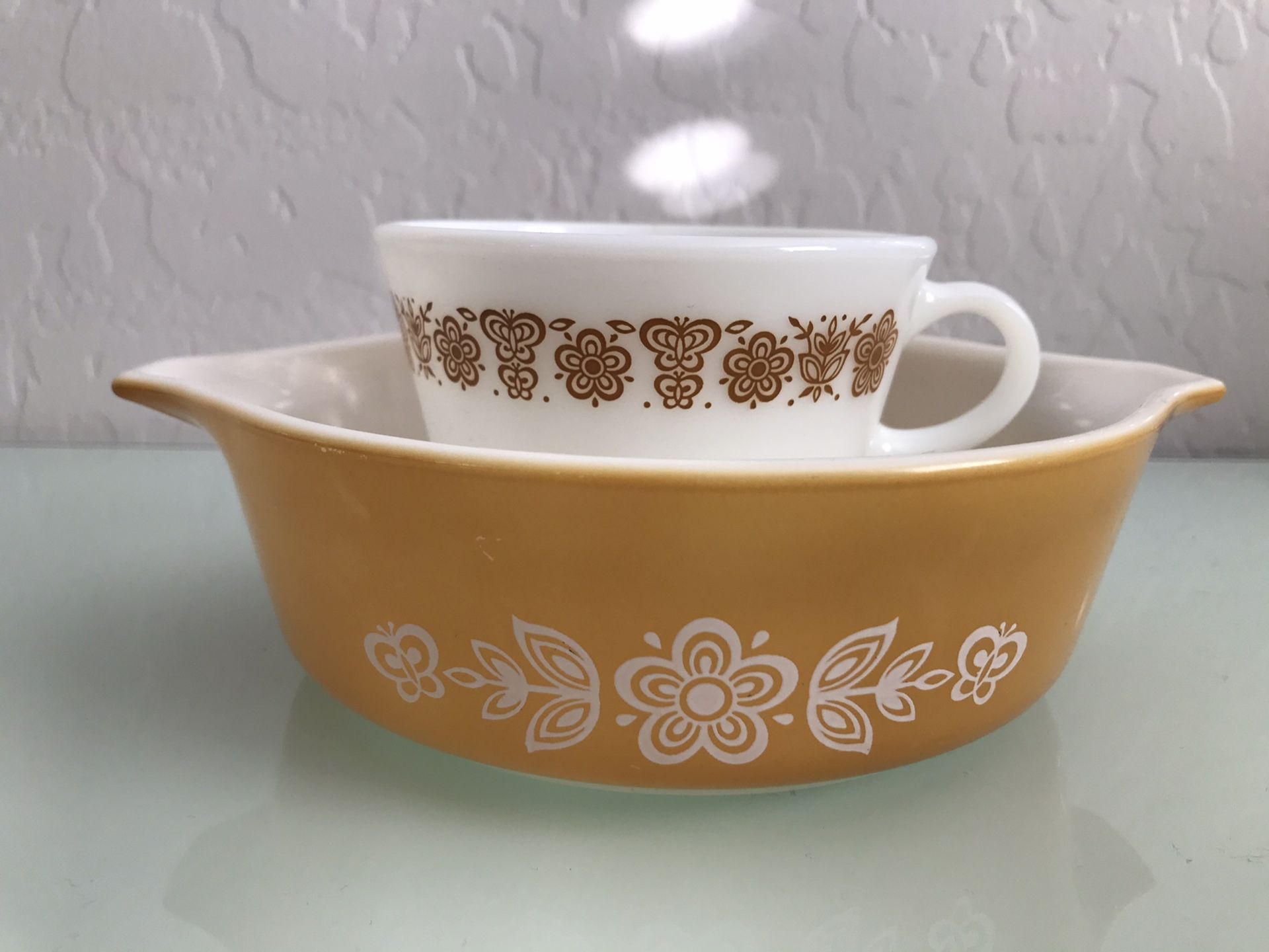 Vintage Pyrex baking dish 500ml gold butterfly with vintage Pyrex cup