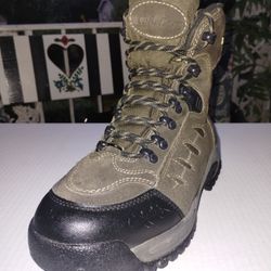 (Size 8.5D) New, Men's, Cabela's Snow Runner Thinsulate Ultra/Dry Plus Hiking Boot 83-0535 Soft Toe.
