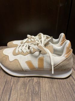 Veja Low-Top Sneakers White and Tan size7