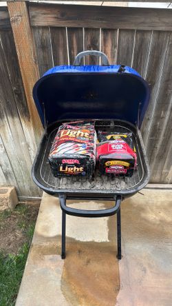 Charcoal grill, 2 bags of charcoal included