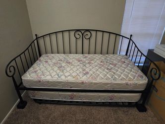 Day bed with x2 mattresses.