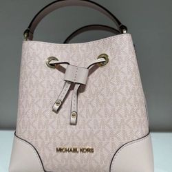 Micheal Kors Mercer Small Bucket Messenger in Signature Powder Blush Bag