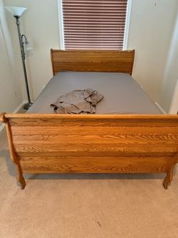 Solid wood sleigh bed