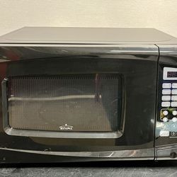 SMALL 700 Watt Countertop Microwave