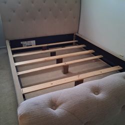 Queen bed frame 130$