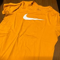 Boys Nike Tee Size L Orange