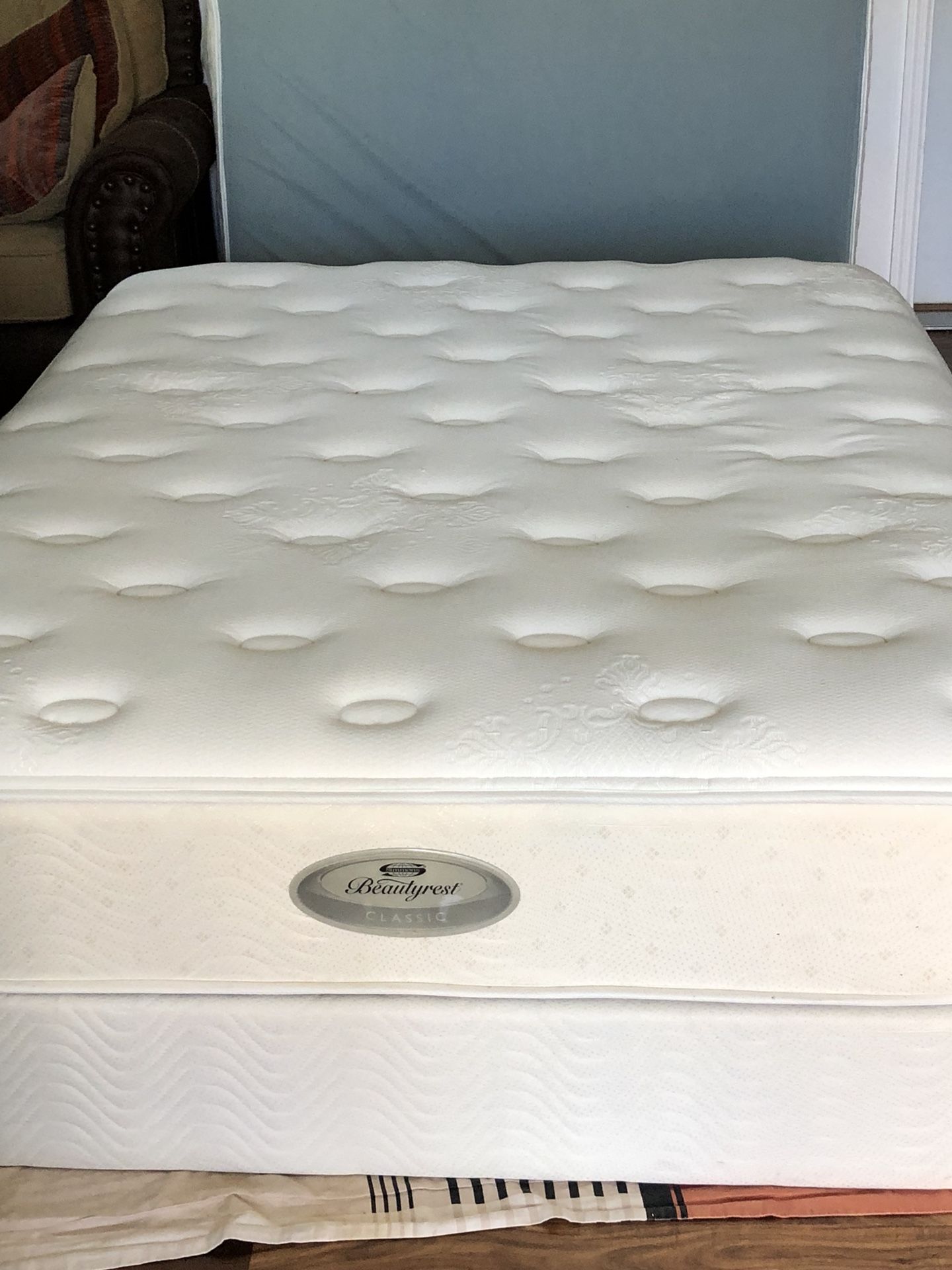 USED SIMMONS BEAUTYREST QUEEN SIZE MATTRESS AND BOX SPRING