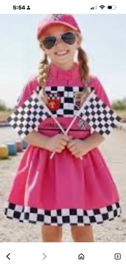 disfraz de piloto de carreras fucsia para niña con detalles a cuadros, acompañado de una gorra y accesorios a juego. https://offerup.co/faYXKzQFnY?$de