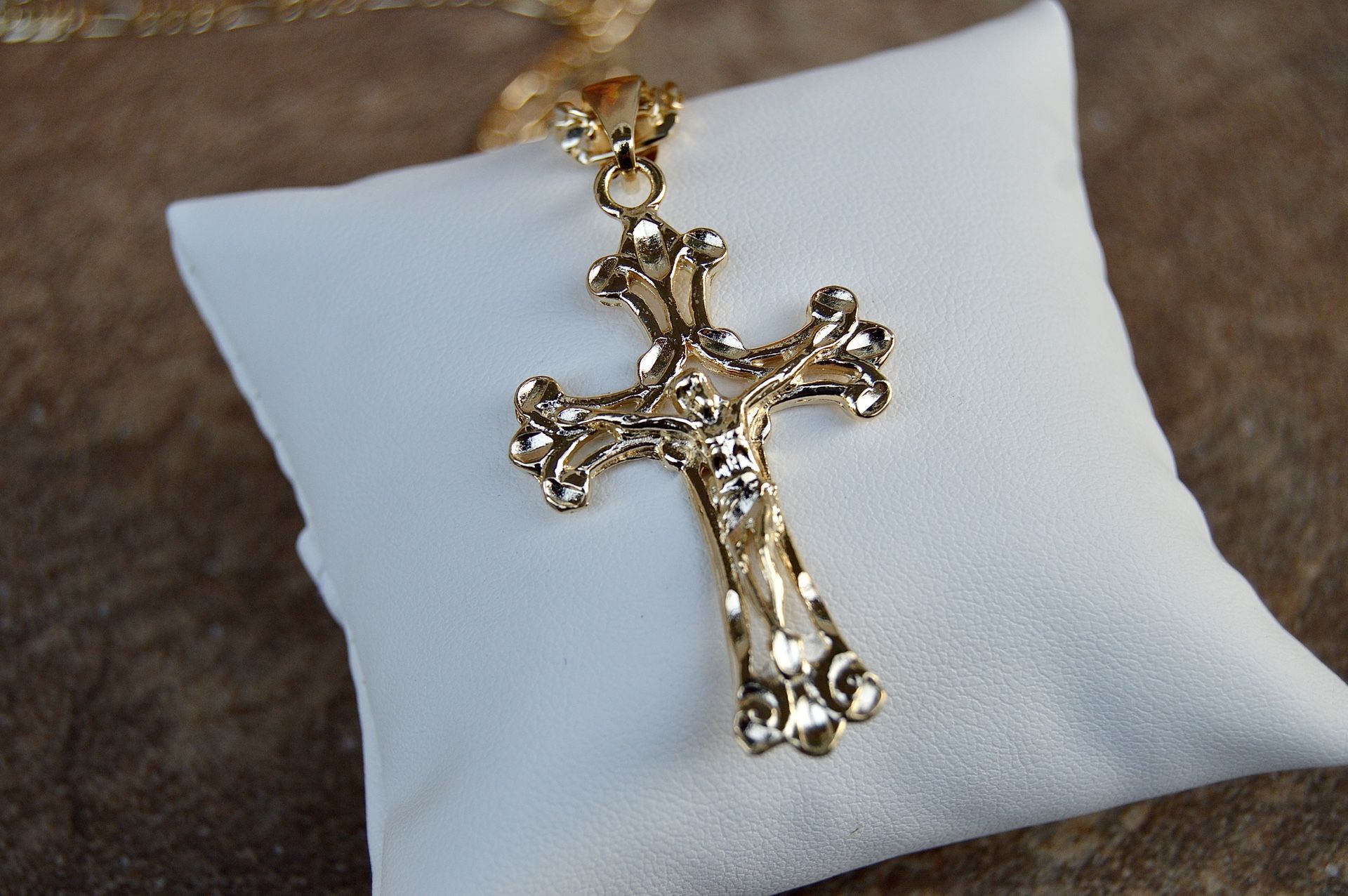 Gold chain with cross for men and women.