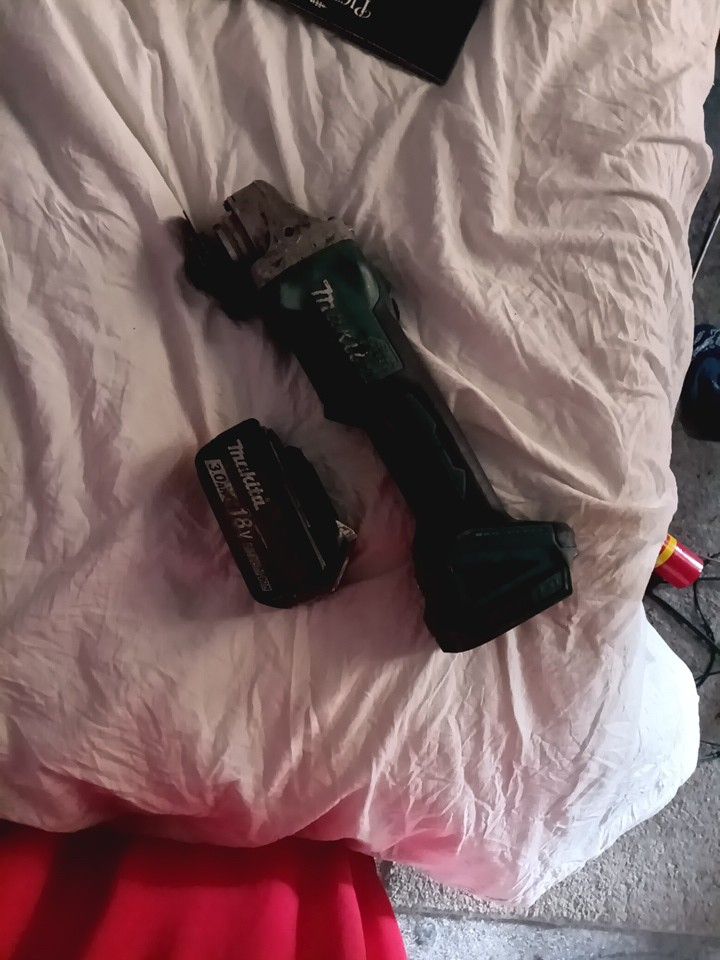 Makita XAG04 Grinder