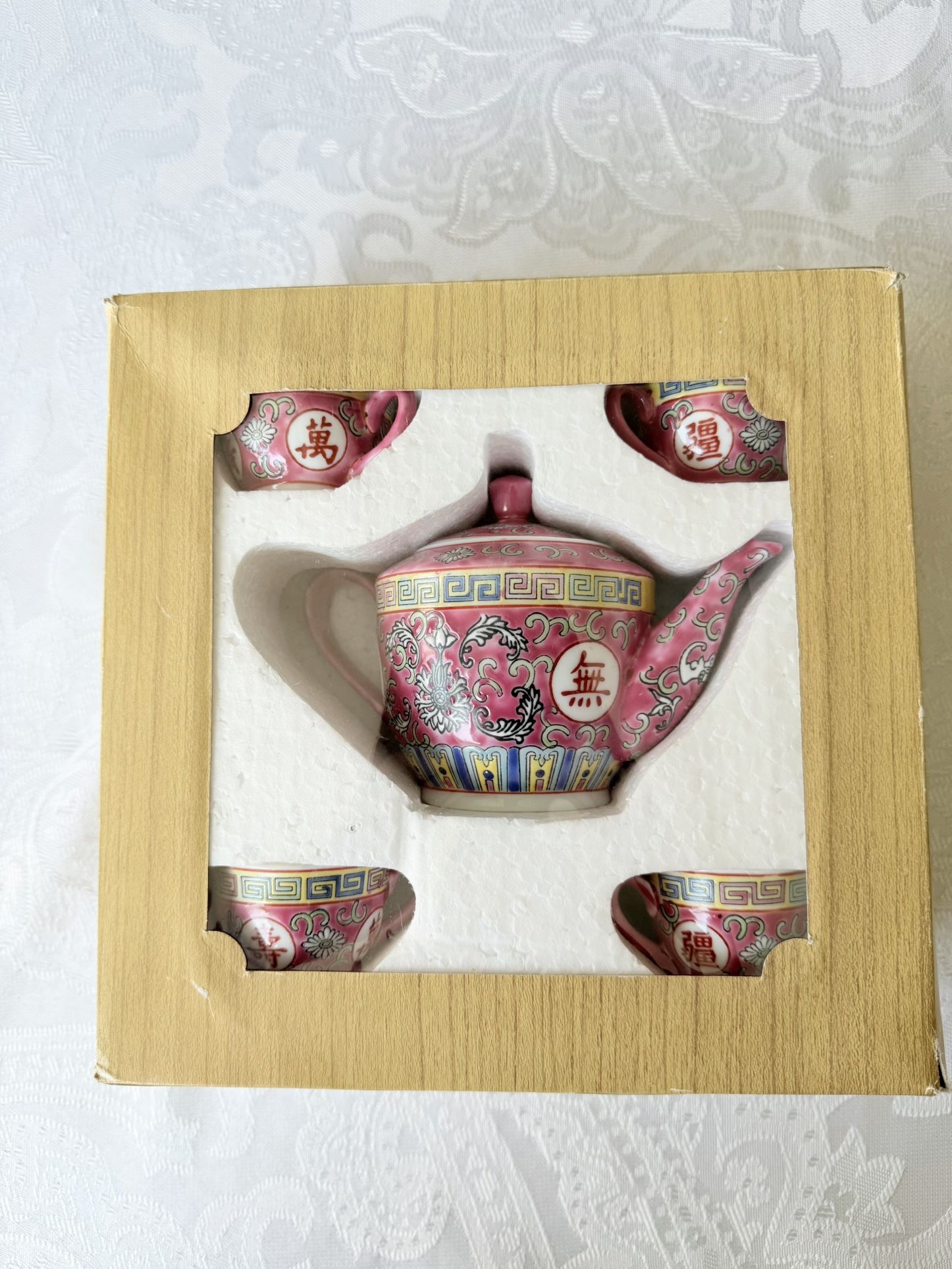 Vintage Chinese "Wan Shou Wu Jiang" tea set, characterized by its pink/red porcelain and the traditional "longevity without boundary" motif. Beautiful
