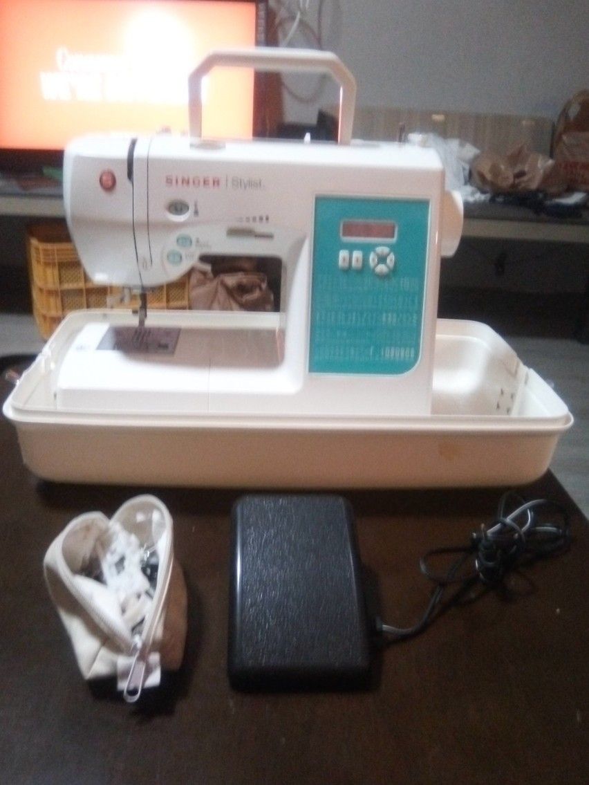 SINGER STYLIST COMPUTERIZED SEWING MACHINE