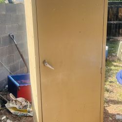 Metal locker it’s 72 inches tall 24 inches wide and 19 inches deep I do not have the key