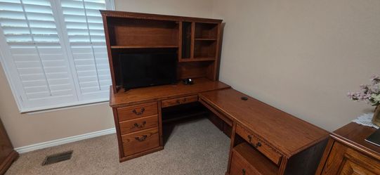 SOLID OAK DESK FOR HOUSE OR OFFICE