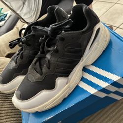 Men's Adidas Torsion Size 10