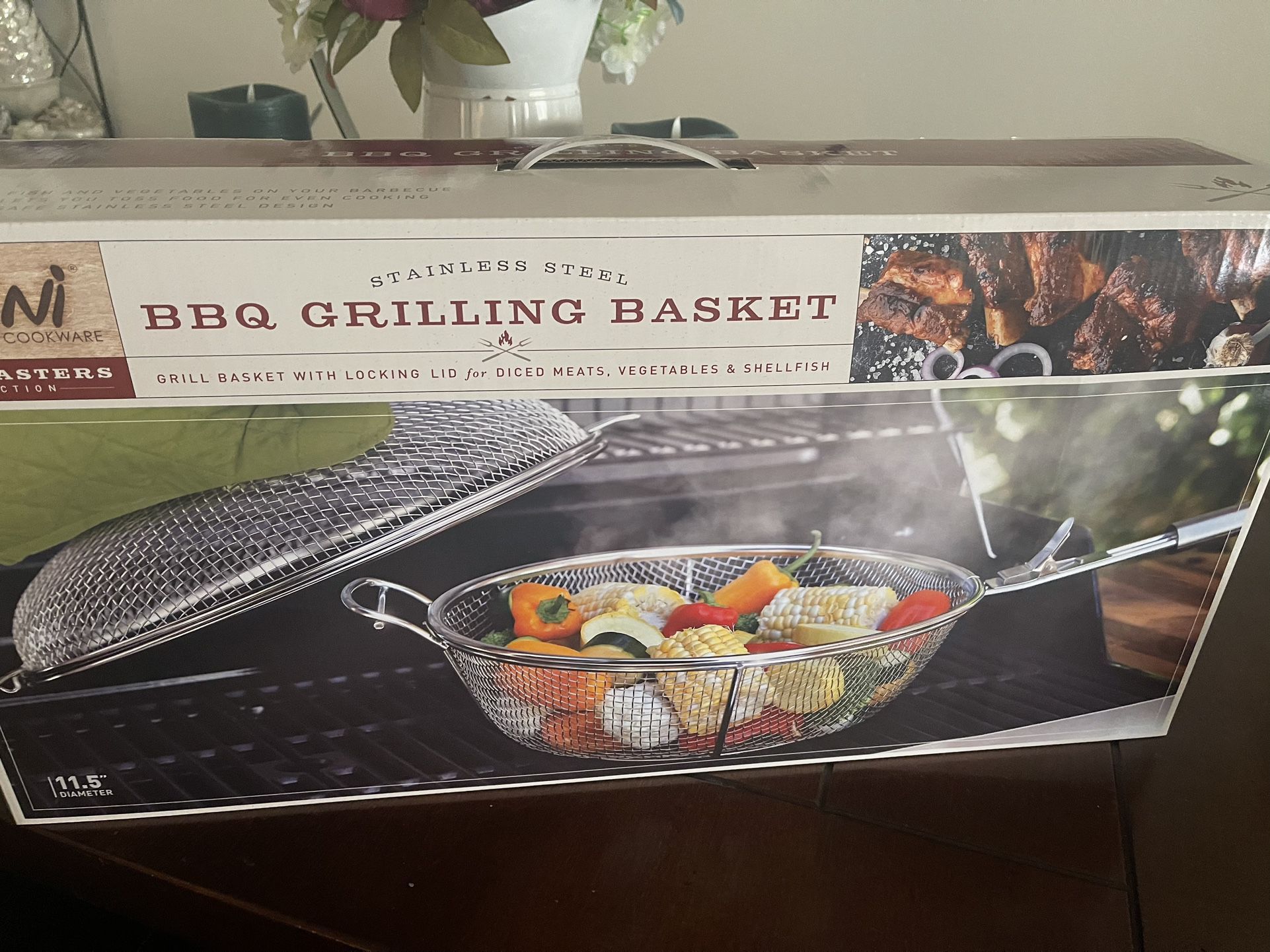 BBQ Grilling Basket with locking lid-brand New ! 