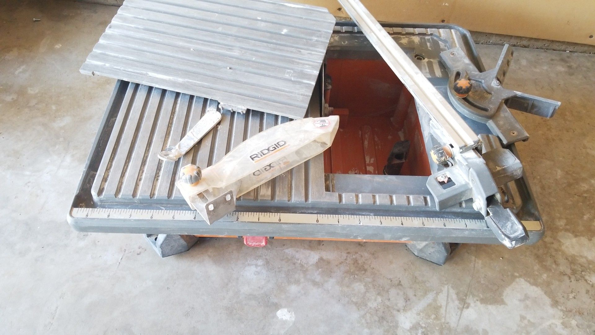 Rigid tile saw