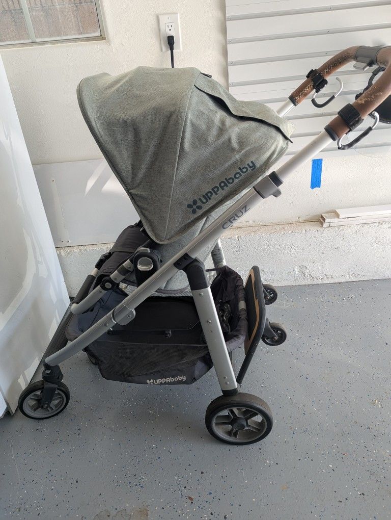 Uppababy Cruz Stroller With Skateboard
