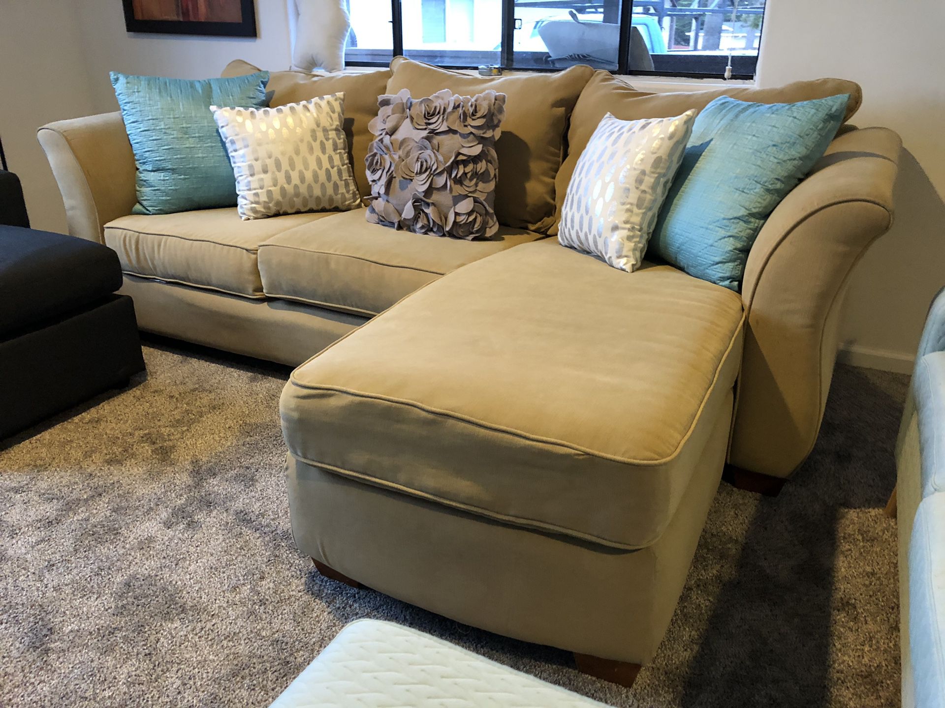 Sectional couch w deep seats movable chaise