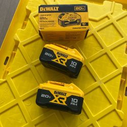 Dewalt Battery S.   (3).  PCs.   20 V  MAX.   10. AH 