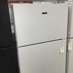 Hotpoint 15 Cu Ft Top And Bottom Fridge. 1 year Warranty 