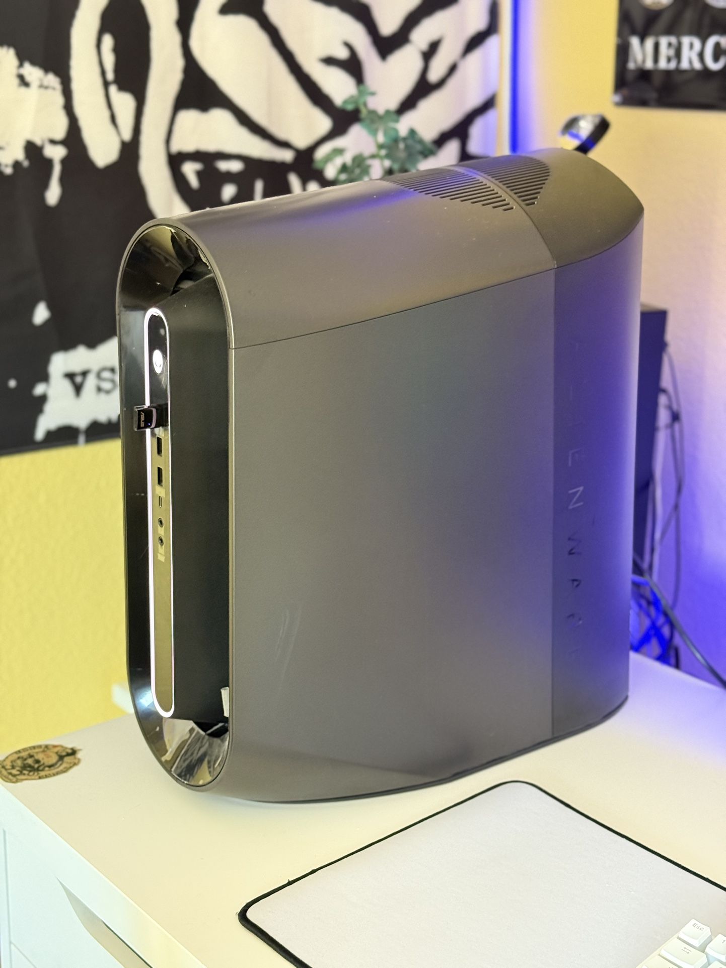 🔹 Alienware Aurora R9 – i7, GTX 1660 Ti, 32GB RAM, 2TB HDD + NEW MSI RGB Keyboard & Mouse