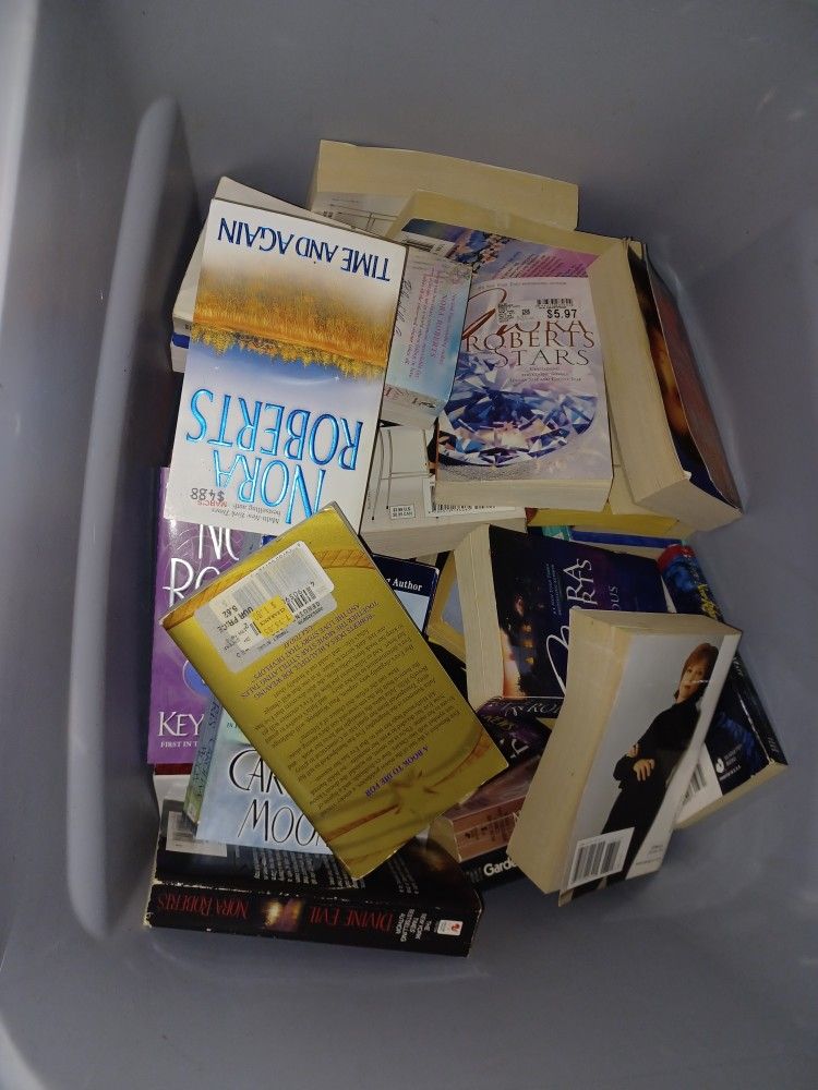 Box Of Nora Robert's Around 40 Or 50 Bokùú 5th þ=