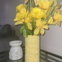 HANDMADE FUZZY YELLOW FLOWER VASE (1)