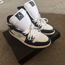 Jordan 1 mid white green /glow black