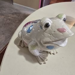 VINTAGE POTTERY FROG