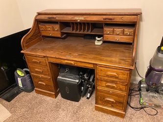 Desk with closing lid