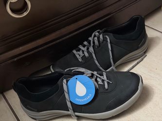 Brand new Waterproof Black Lace-Up Clarke Sneakers