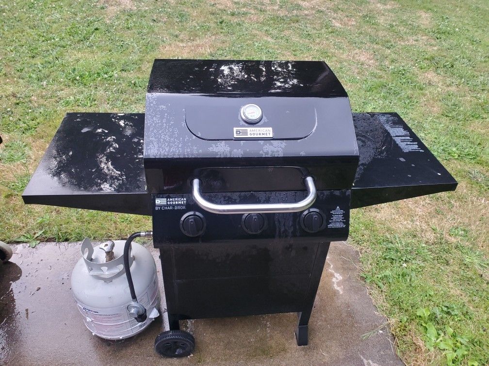 Propane BBQ Grille + 2 Propane Tanks