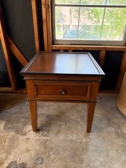 Wooden End Table / Nightstand with Drawer – Traditional Style