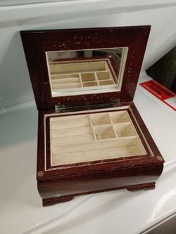 Yes it's post it's available vintage jewelry box have details $45