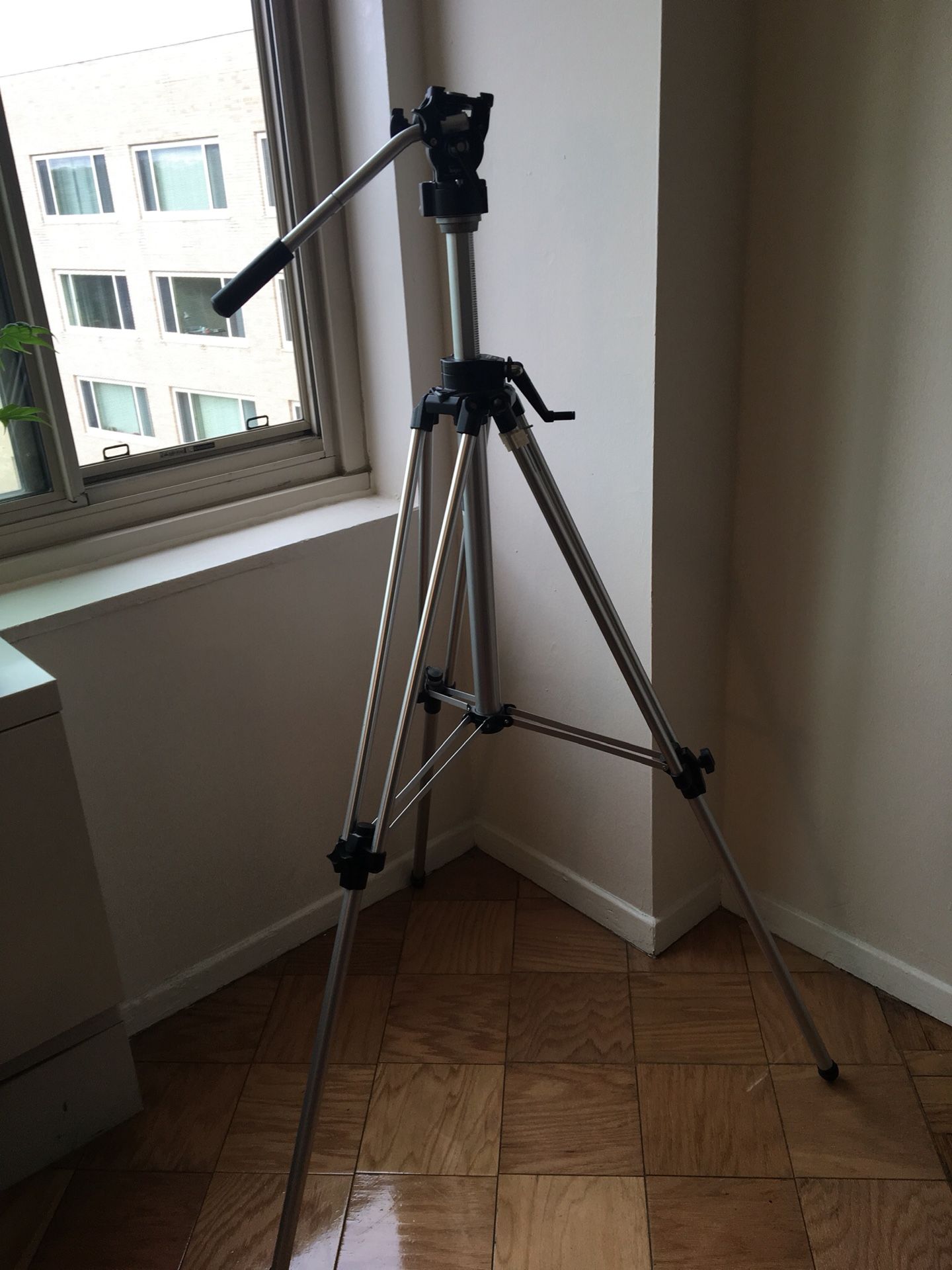 Bogen 3046 professional tripod w/ Bogen 3063 fluid head