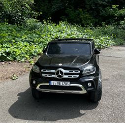 Mercedes Benz 2-Seater Kids Ride On Car ,Black. 12 V. Works great. Minor scratches