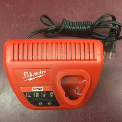 MILWAUKEE M12 LITHIUM BATTERY CHARGER 12V / 12 VOLT
